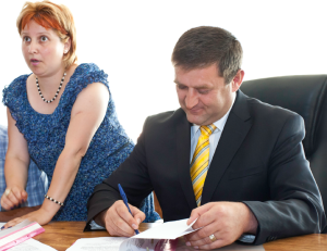 Primarul Ţuchel şi secretara Staicu Iuliana